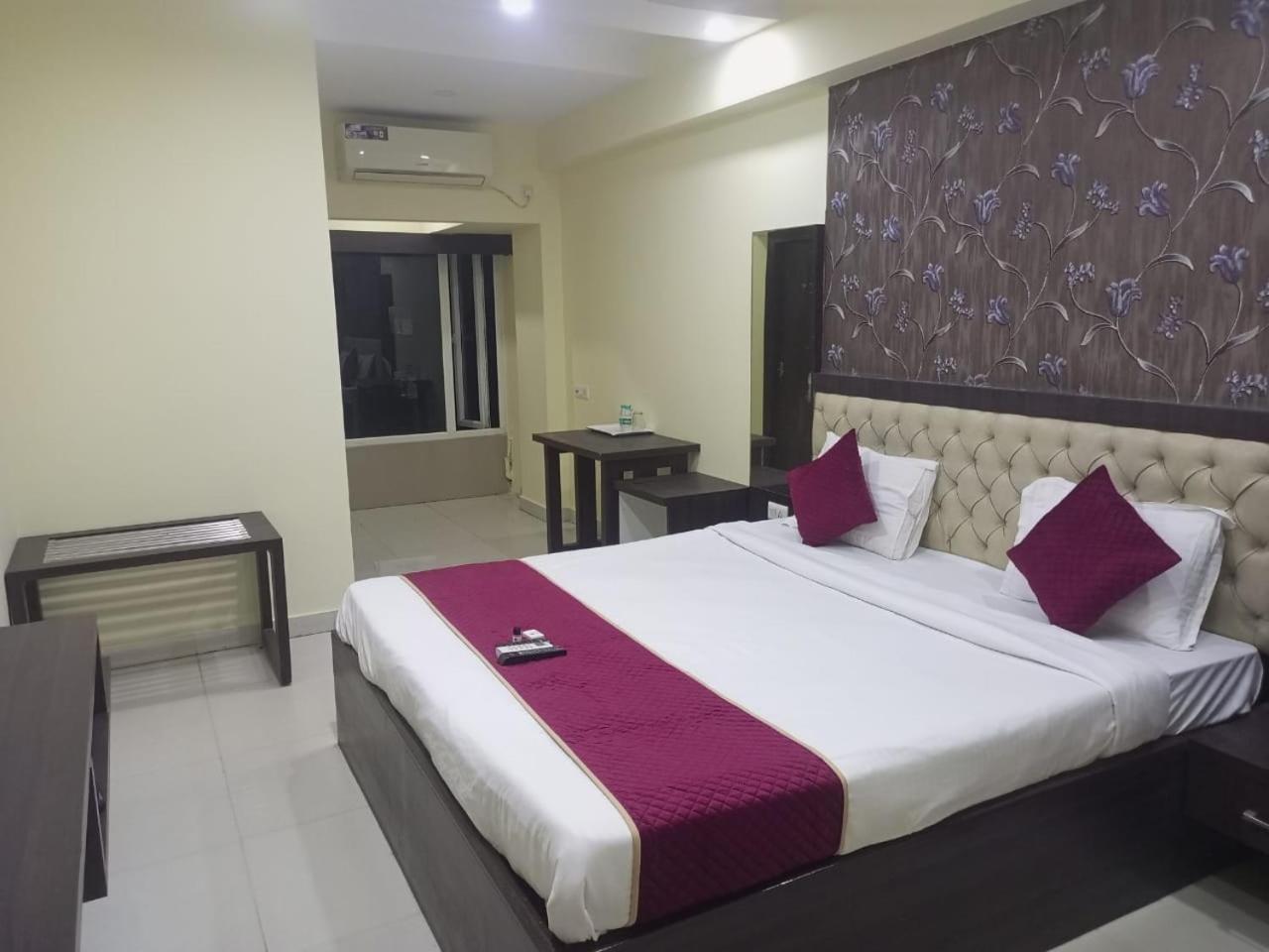 Hotel Eco Park New Town Екстериор снимка