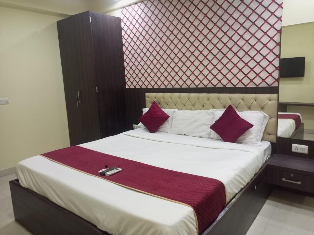 Hotel Eco Park New Town Екстериор снимка